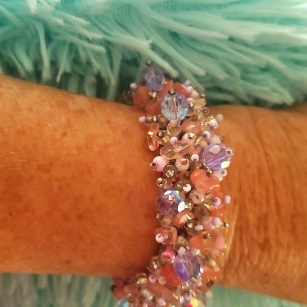 Opalescent 7 in. beaded magnetic bracelet